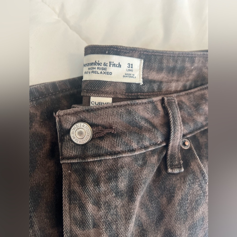 Abercrombie & Fitch Curve Love High Rise 90s Relaxed Jean - Picture 2 of 5